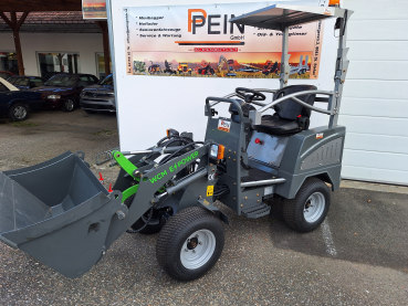 Elektro Hoflader L1150e mit Schaufel und Staplerzinken
